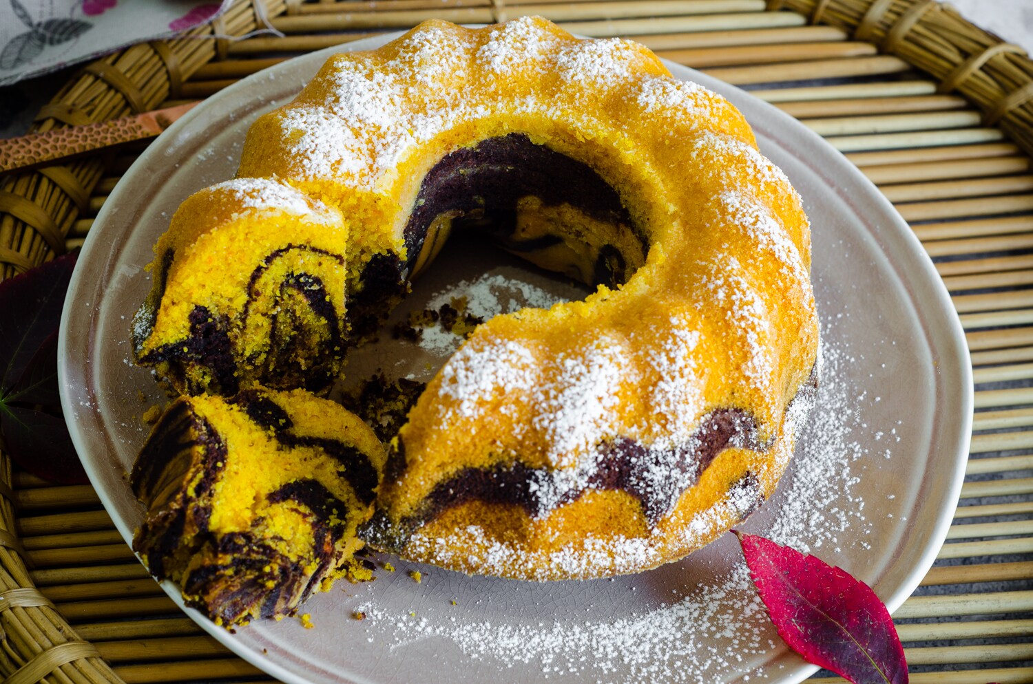 Gemarmerde pompoen- en cacao-cake