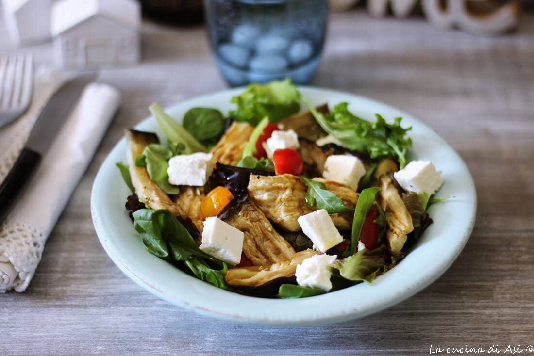Gemengde salade met gegrilde aubergines