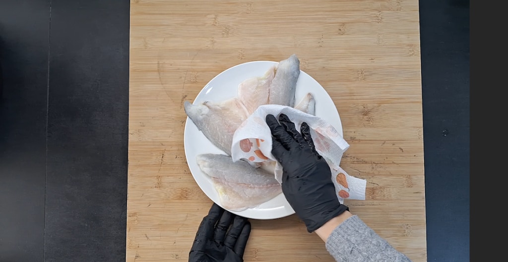 Dep de doradefilets met absorberend papier