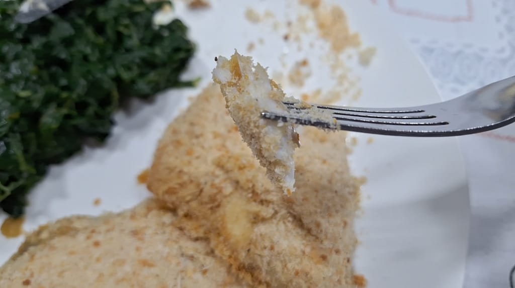 Stukje gepaneerde doradefilet gebakken