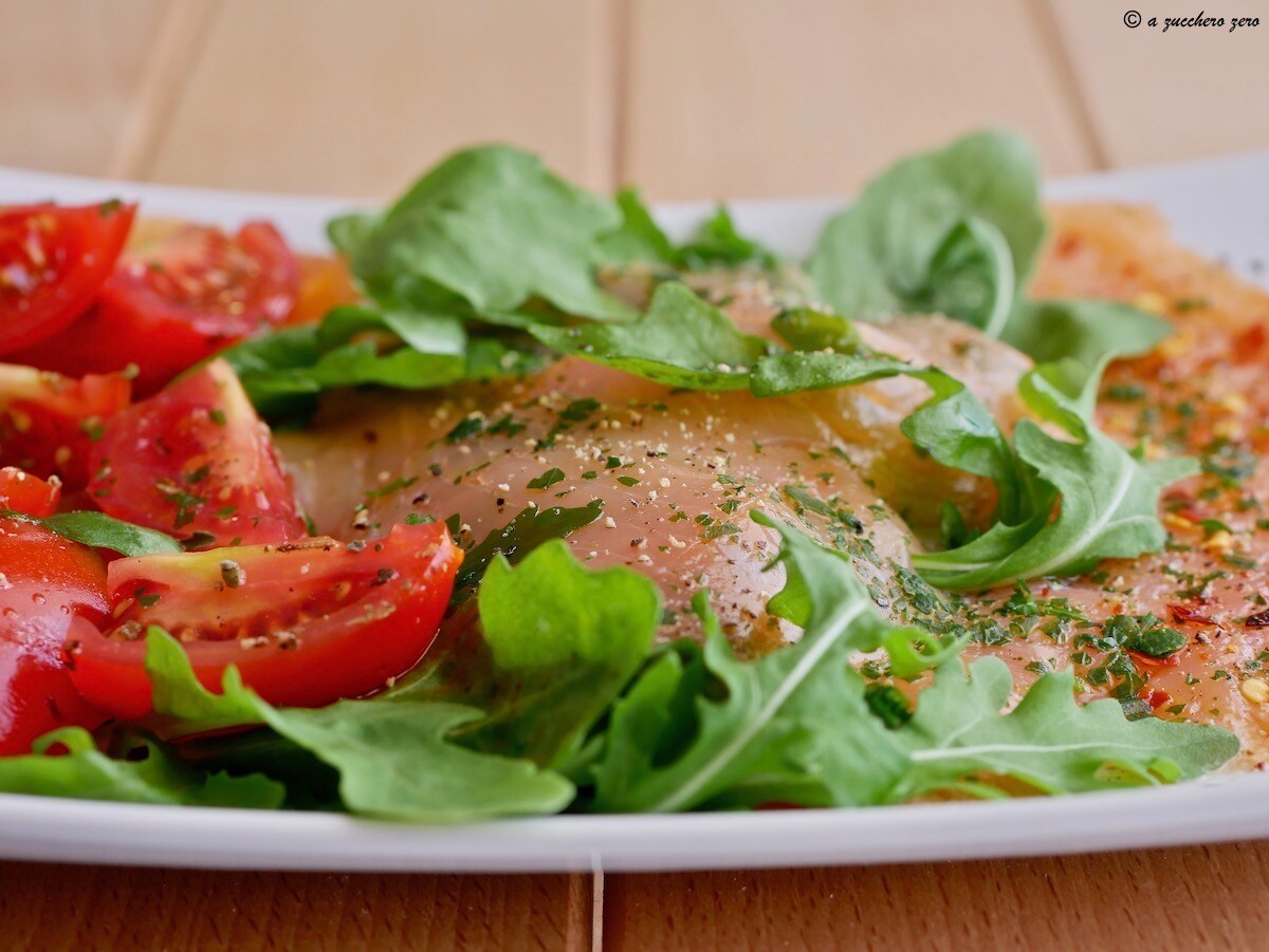 Gerookte zalm op een bedje van rucola en meer