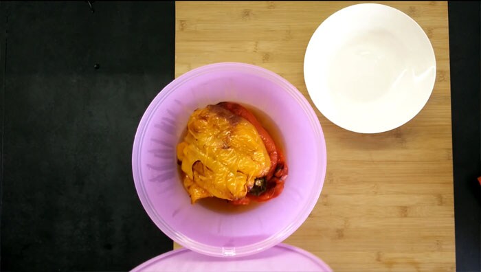 Geroosterde paprika's uit de oven klaar om te pellen