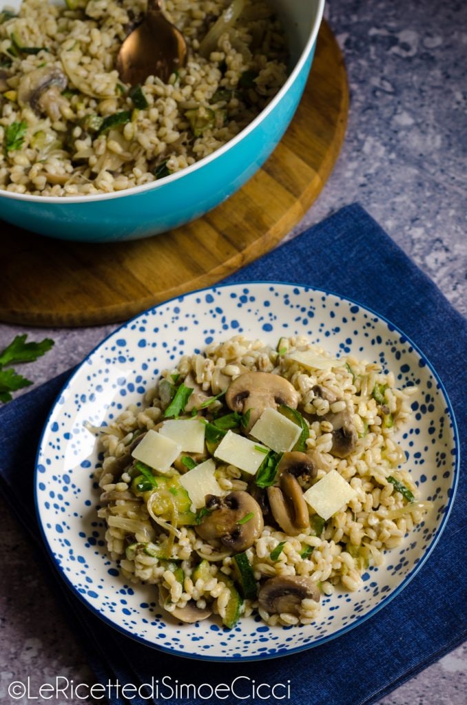 Gerstesalade met courgettes en champignons