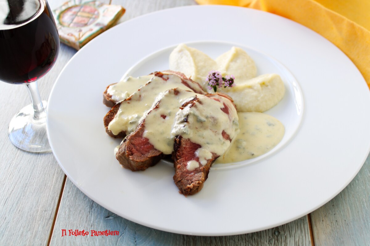 Gesneden rundvlees met Blu del Moncenisio met venkel- en knolselderijpuree met lavendel