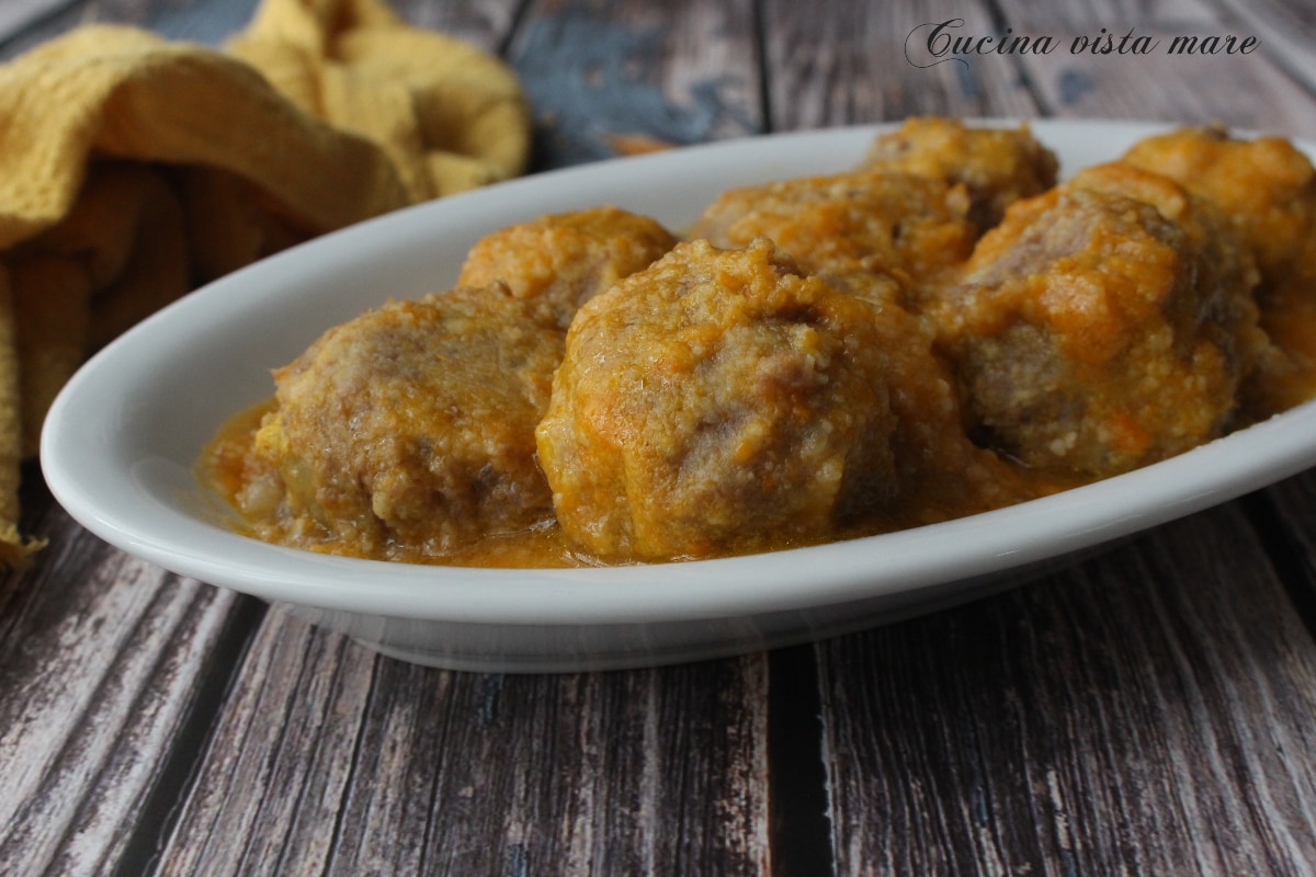 Gestoofde vleesballetjes en aardappelen