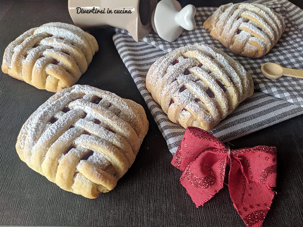 Gevlochten zandkoekjes gevuld