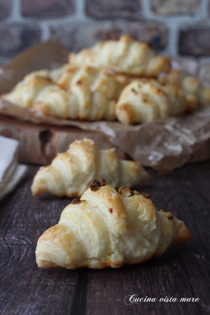 Gevulde bladerdeegcroissants Keuken met zeezicht
