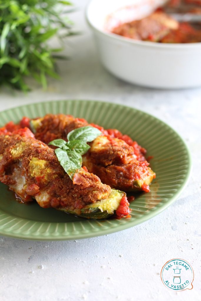 gevulde courgettes gekookt in de tomatensaus in de magnetron