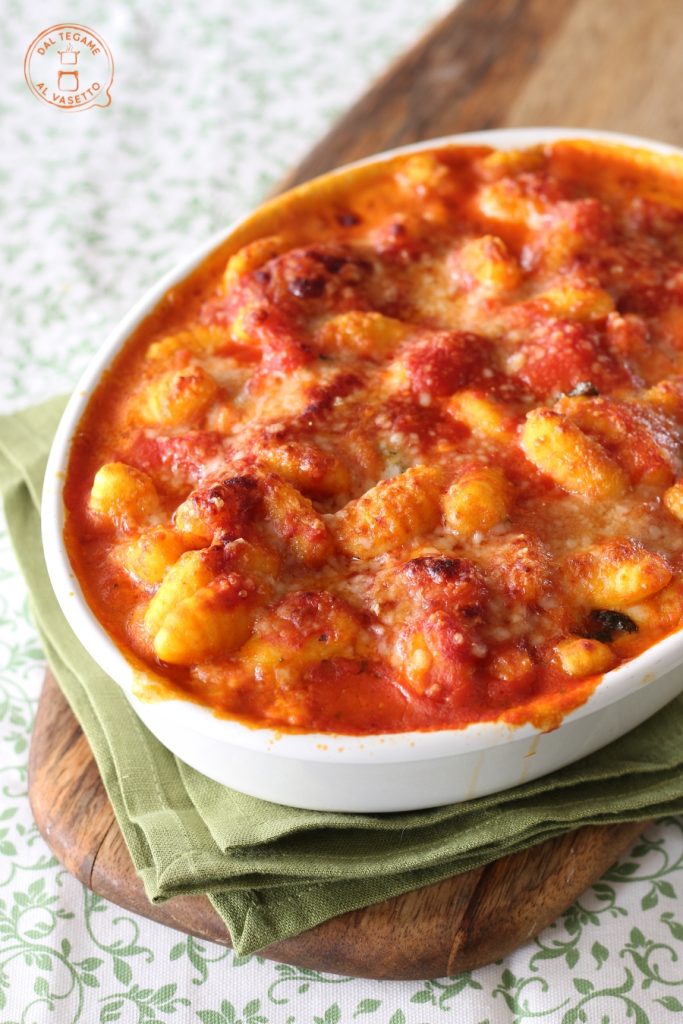 gnocchi met tomaat en mozzarella in de ovenschaal gegratineerd in de magnetron