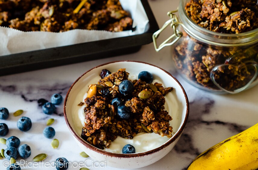 Zelfgemaakte granola met banaan en pindakaas