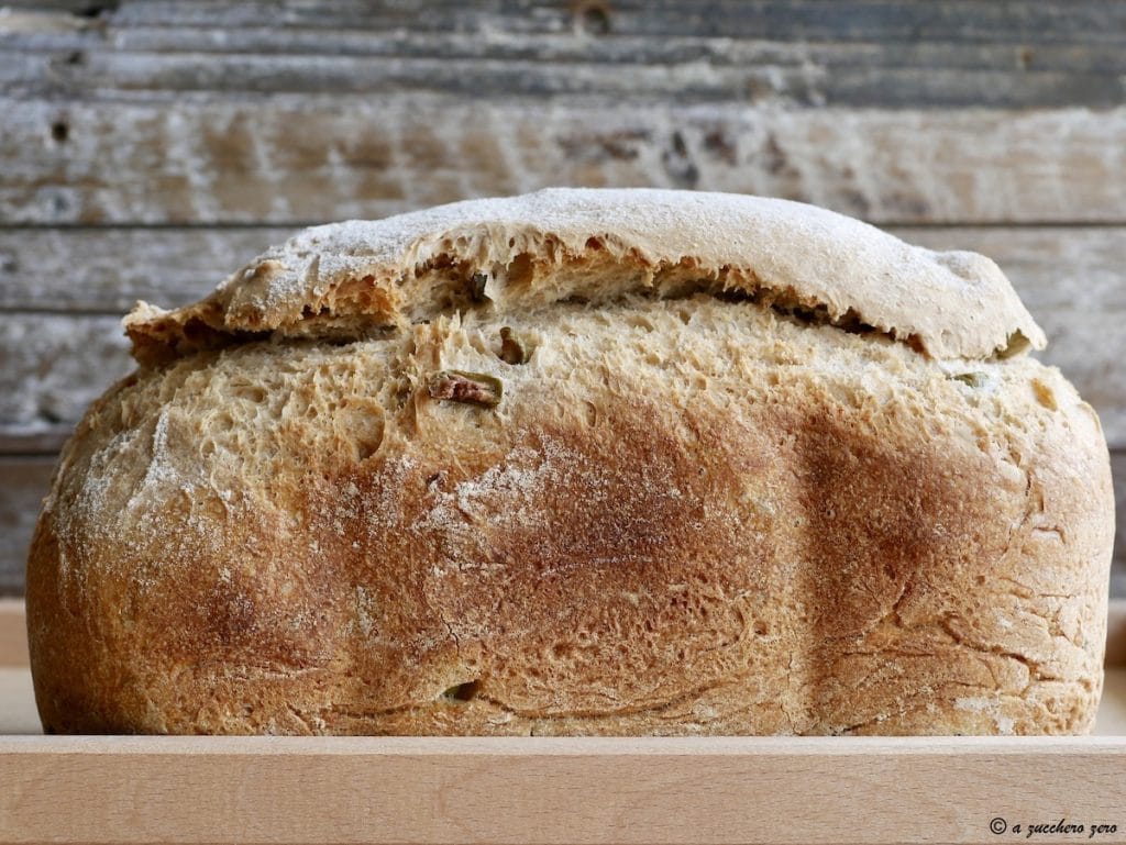 Halfvolkoren olijvenbrood met broodmachine poolish-methode