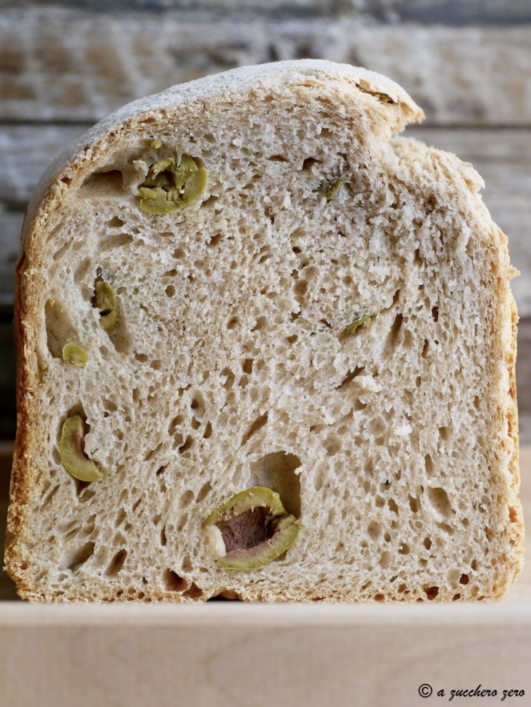 Halfvolkoren olijvenbrood met broodmachine poolish-methode
