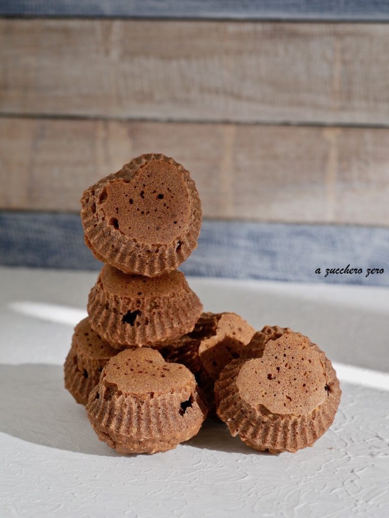 Harten van volkoren cacao- en hazelnootmuffins zonder boter melk en eieren