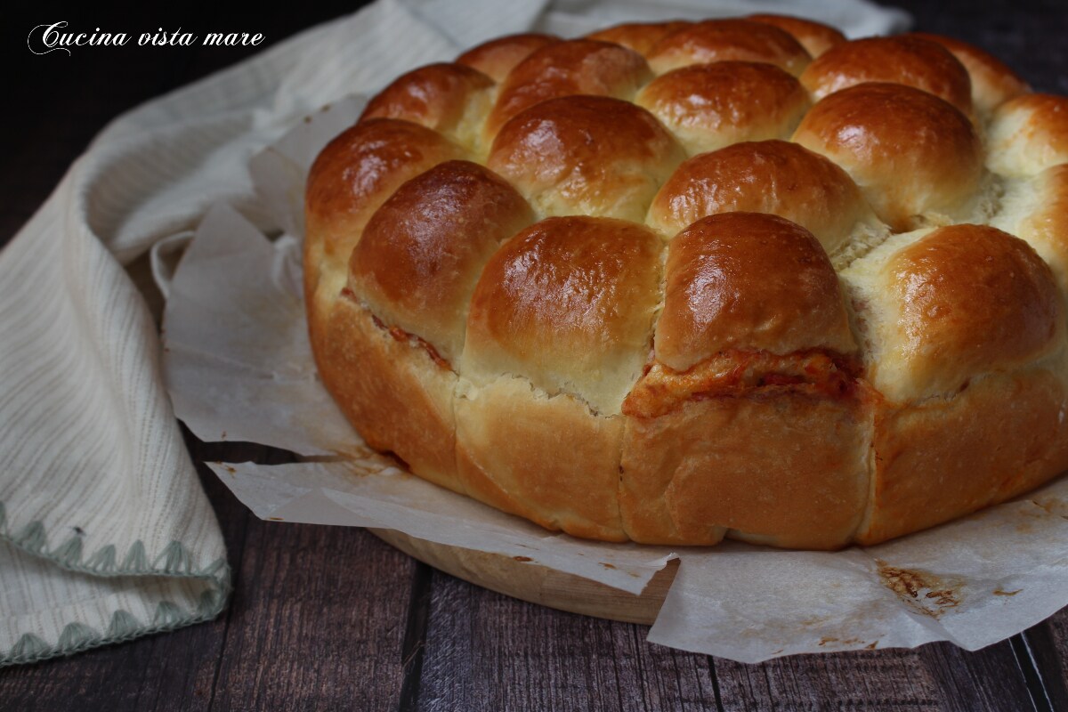 Hartige Danubio met tomaat en mozzarella