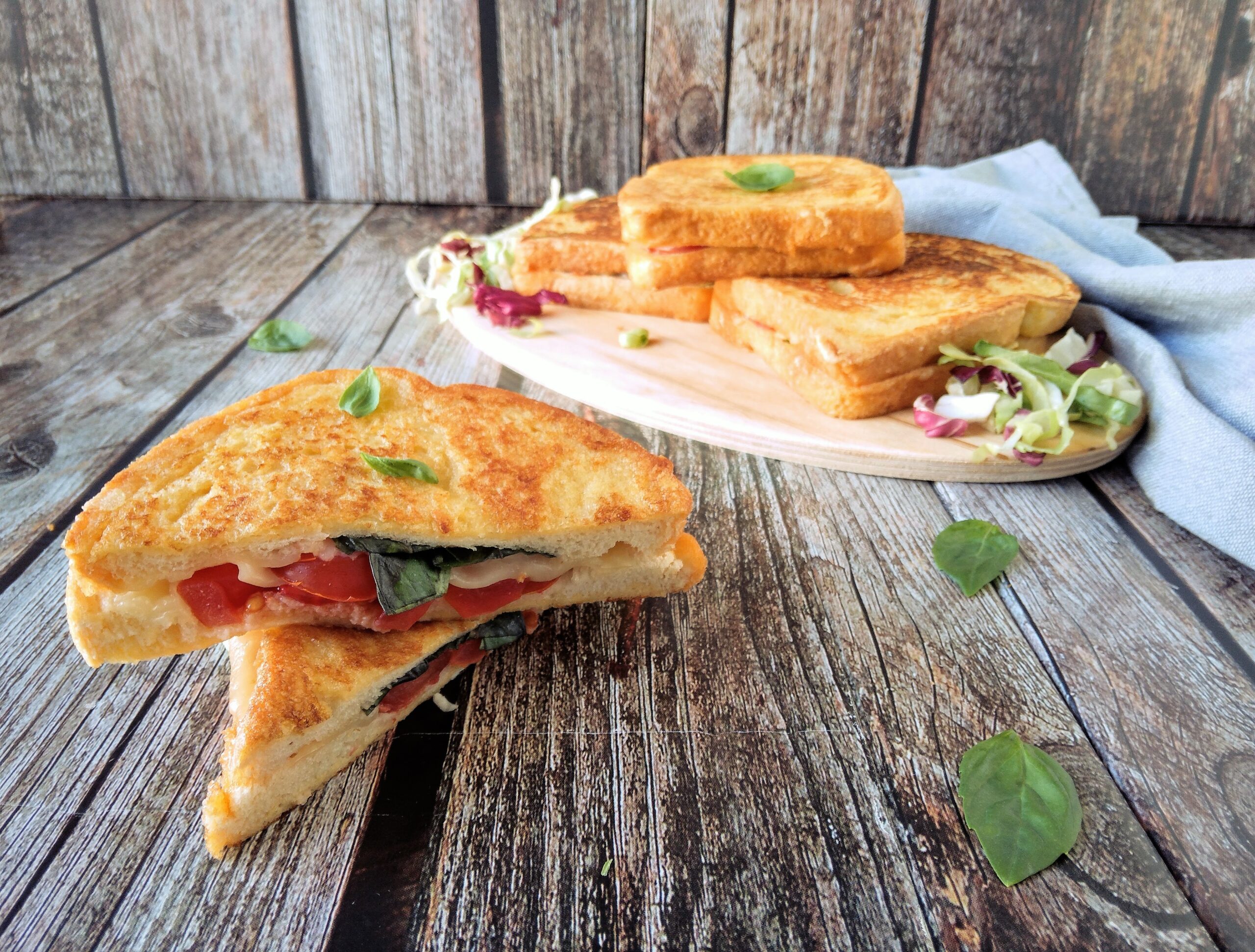 Hartige French Toast met cherrytomaatjes en mozzarella