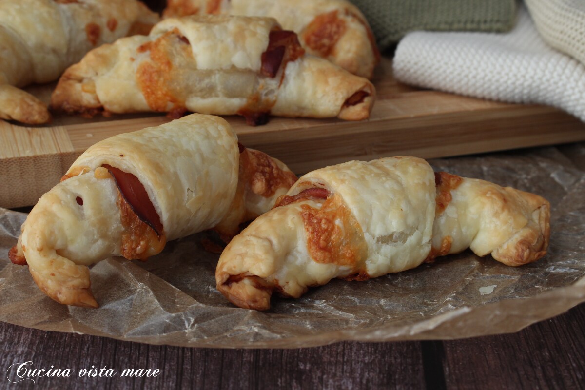 Hartige croissants met spek en scamorza