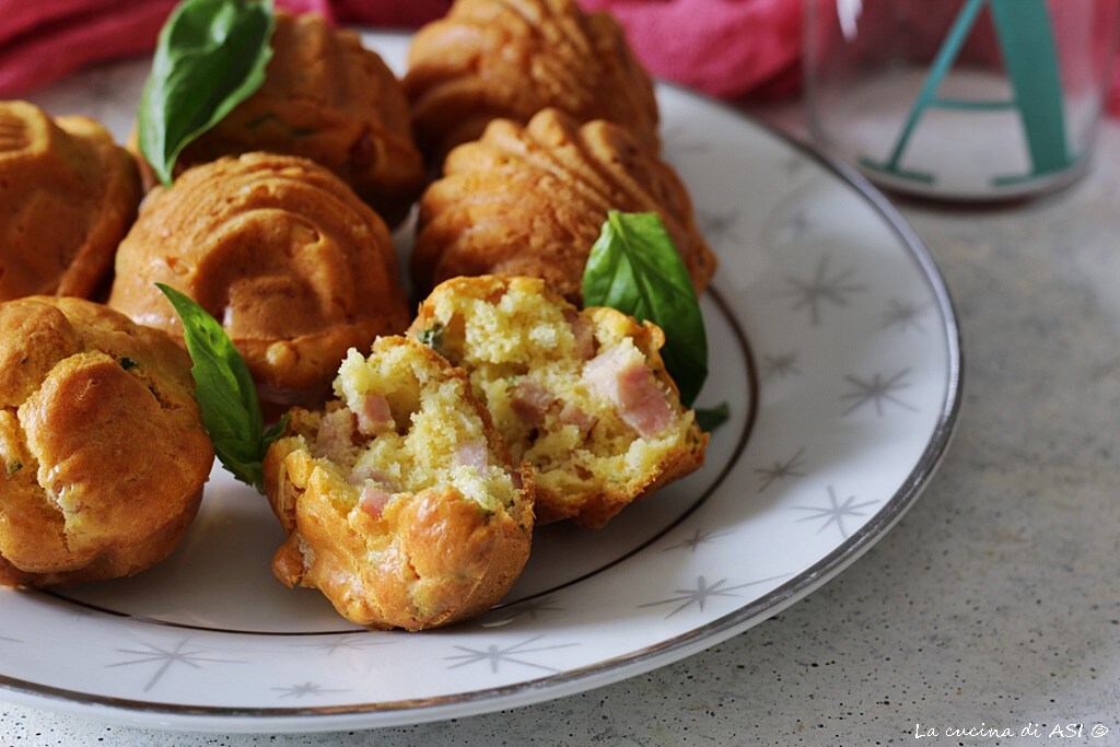 Hartige madeleines met ham en basilicum