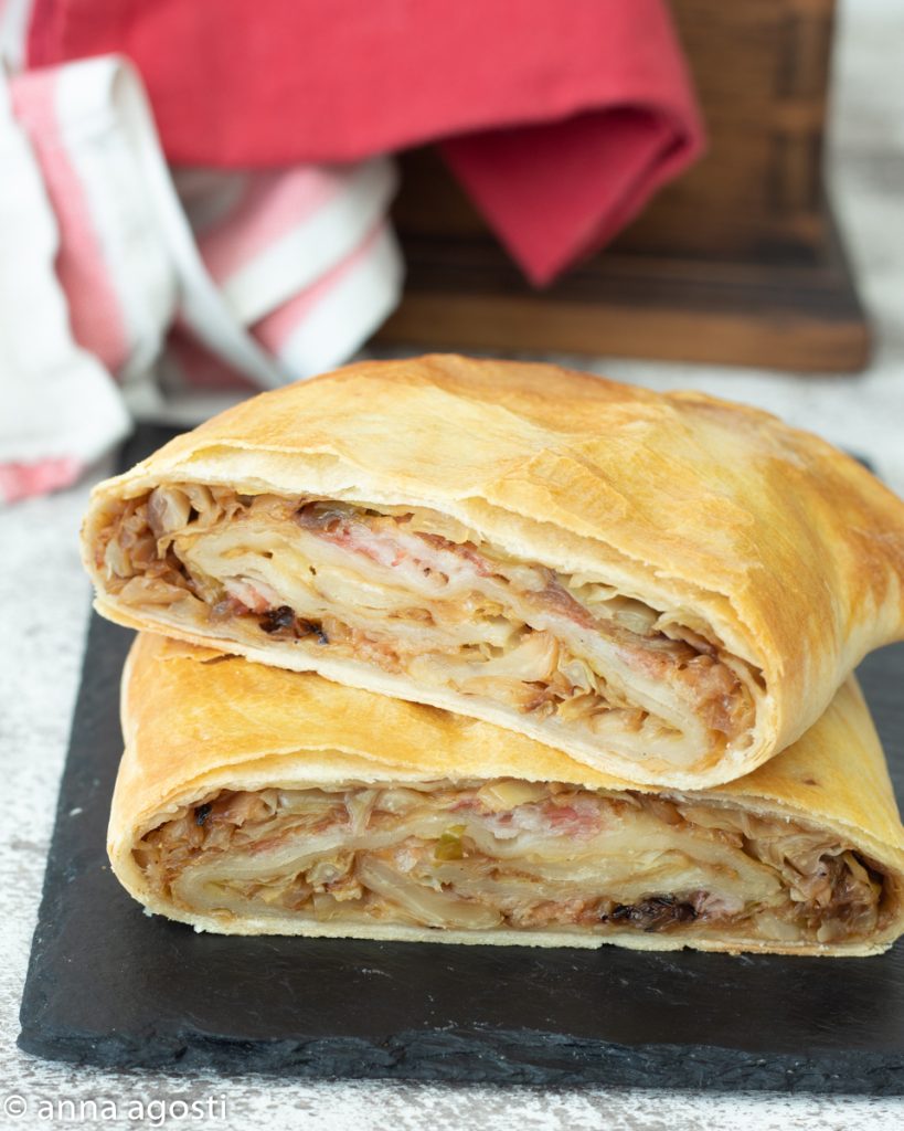 Hartige strudel met kool en worstjes
