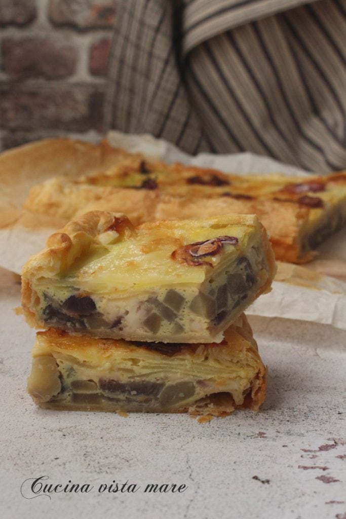 Hartige taart met aardappelen, uien en asiago Keuken uitzicht op zee