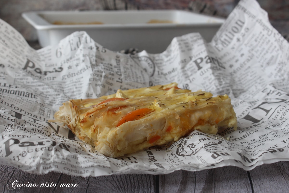 Hartige taart met abrikozen en brie