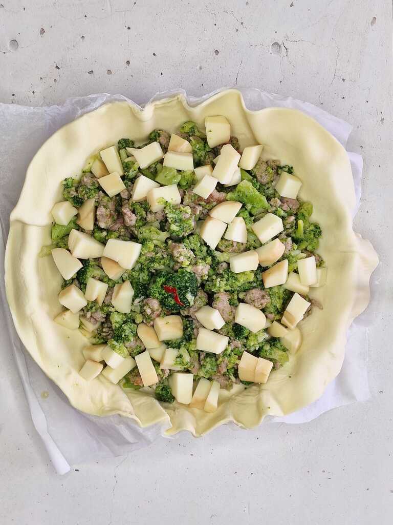 Hartige taart met broccoli en worst