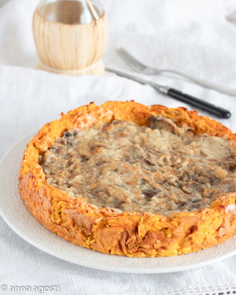 Hartige taart met wortels en champignons