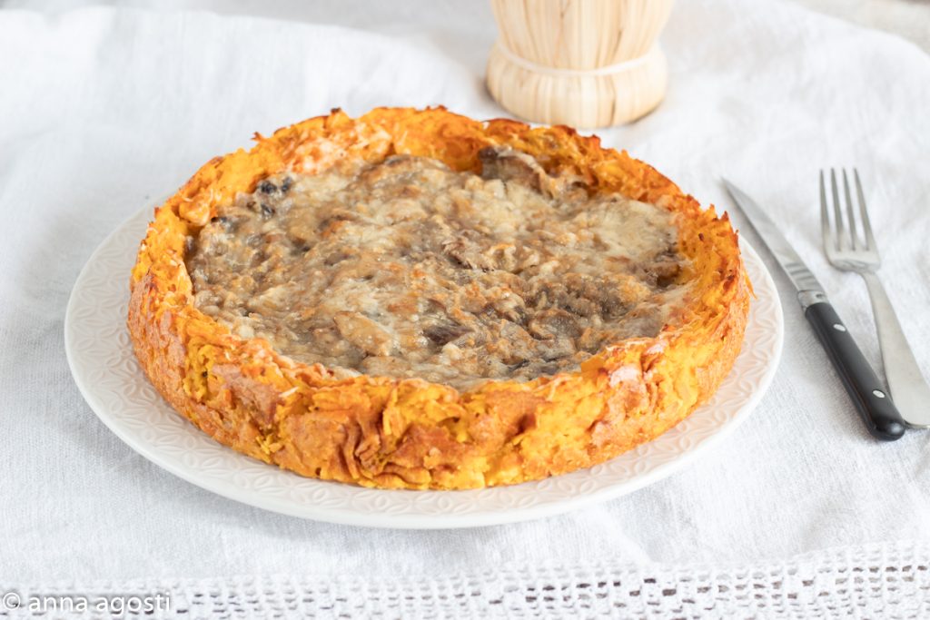Hartige taart met wortels en champignons
