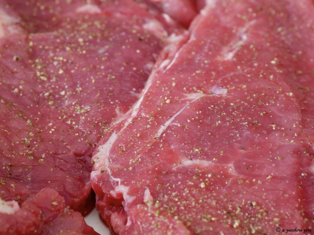 Het vlees kruiden voor het koken zonder marineren