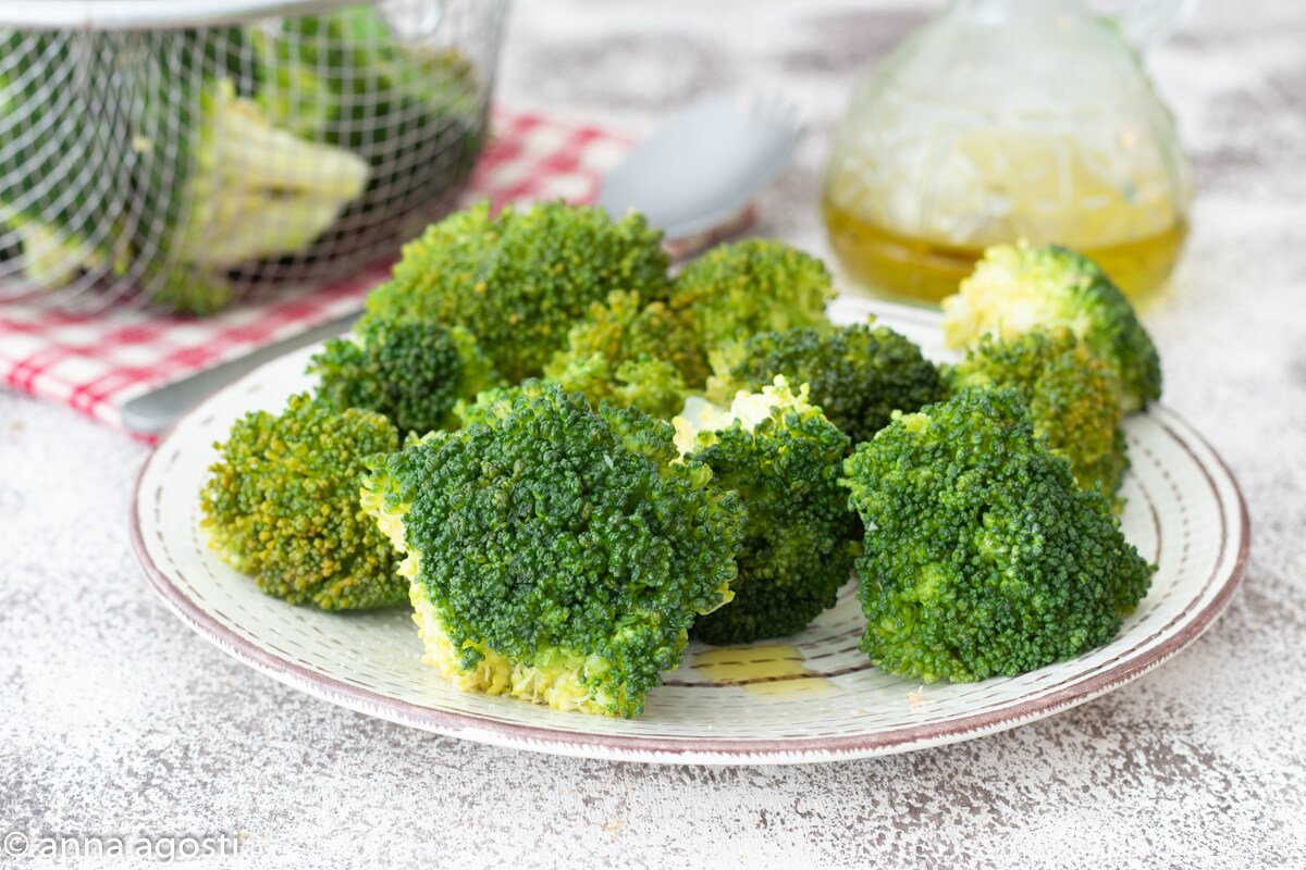 Hoe broccoli schoonmaken en koken