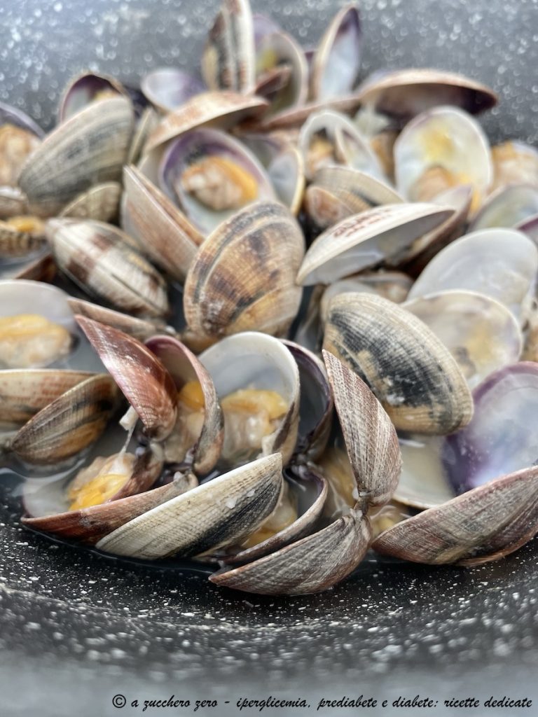 Hoe de zand uit venusschelpen te verwijderen en ze zonder olie in de pan te openen