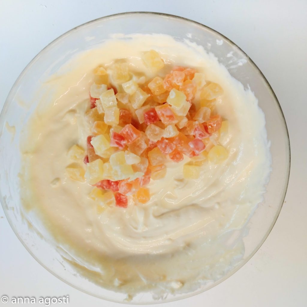 Hoge ricotta-taart met gekonfijt fruit
