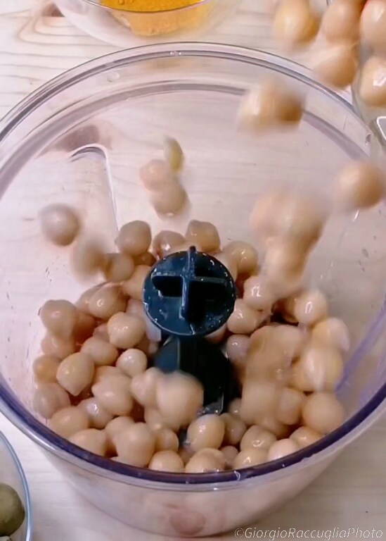 Hummus met cherrytomaatjes en olijven