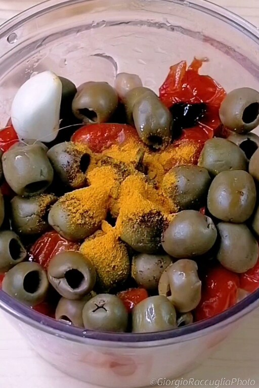 Hummus met cherrytomaatjes en olijven