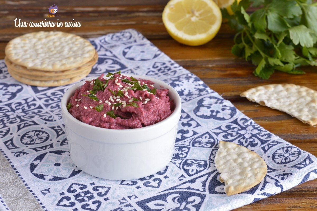 Hummus van kikkererwten en rode bieten
