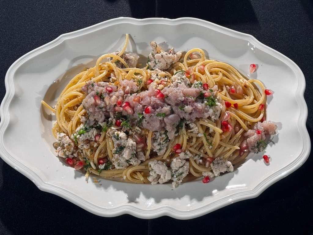 Spaghetti met zwaardvis venkel en granaatappel