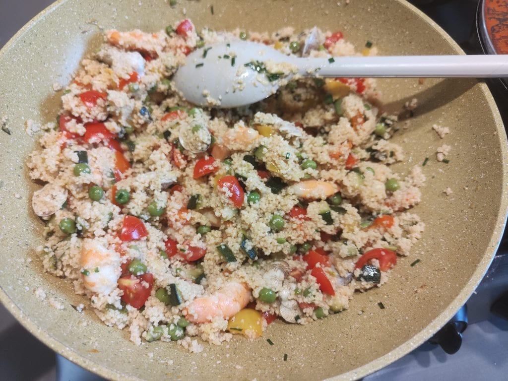 Kruidige couscous met garnalen en groenten