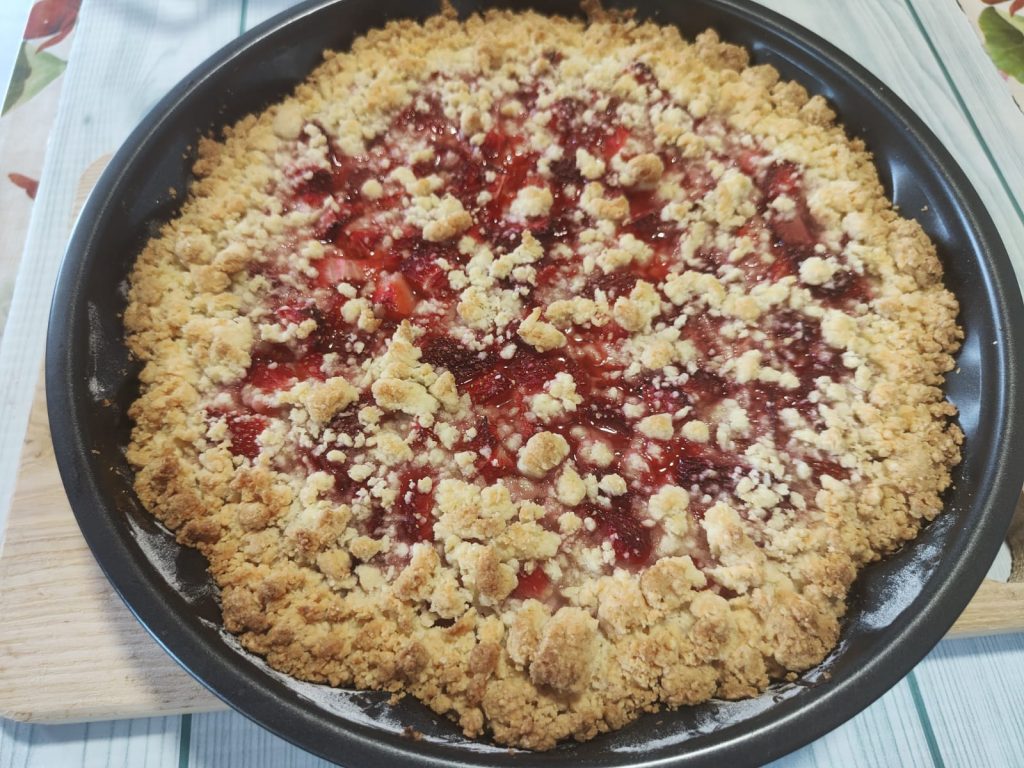 Kruimelgebak met room en aardbeien