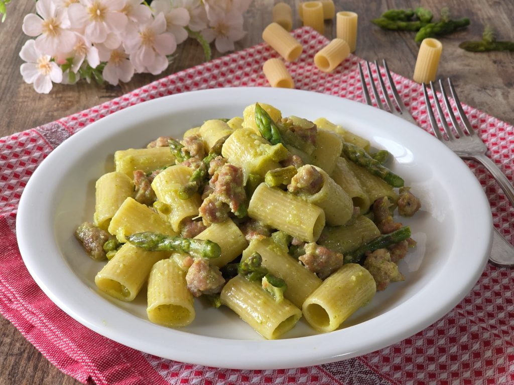 Pasta met asperges en worst