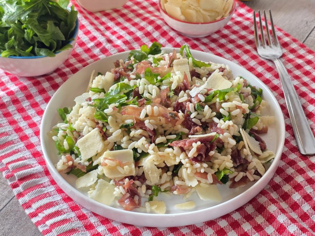 Rijstsalade met bresaola en rucola