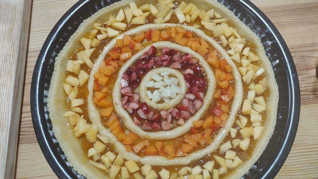 Taart met jam en vers fruit