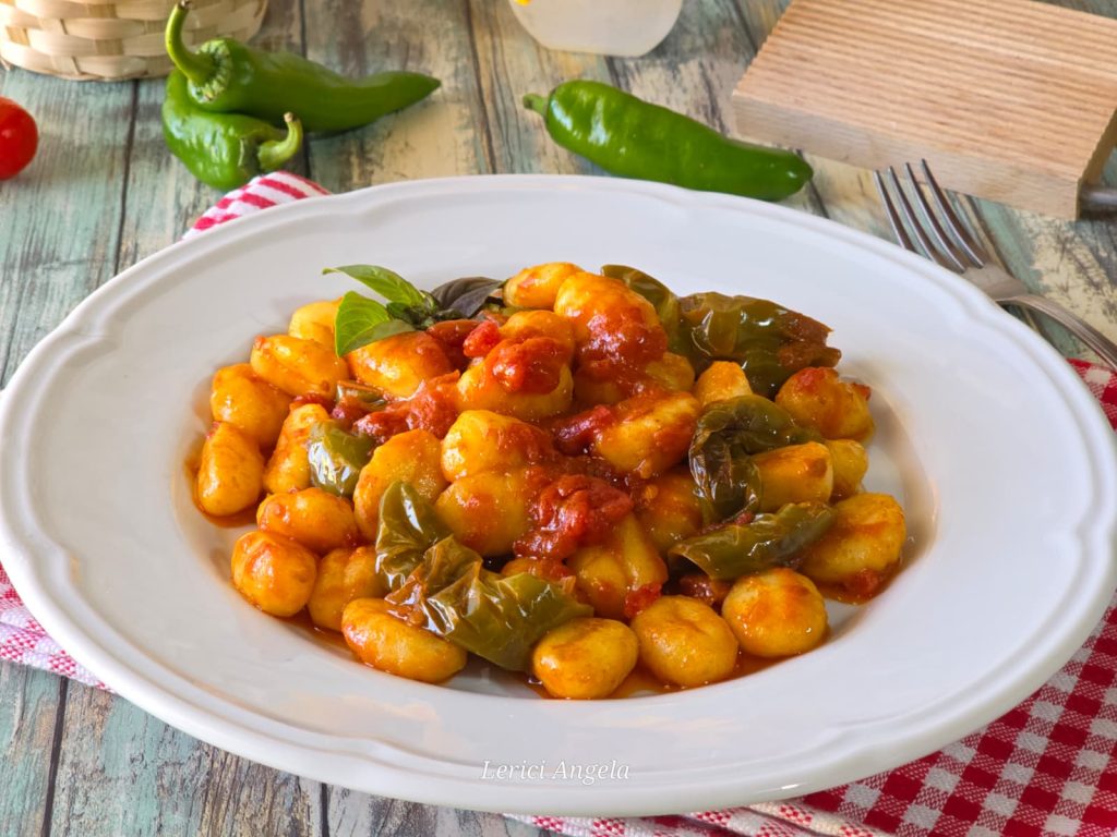Aardappelgnocchi met tomatensaus en friggitelli