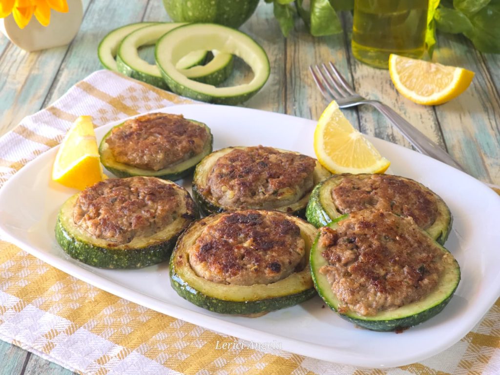 Grote gevulde courgetteringen