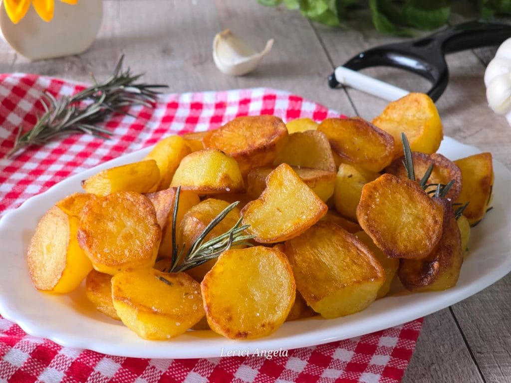 Krokante gebakken aardappelen in de pan