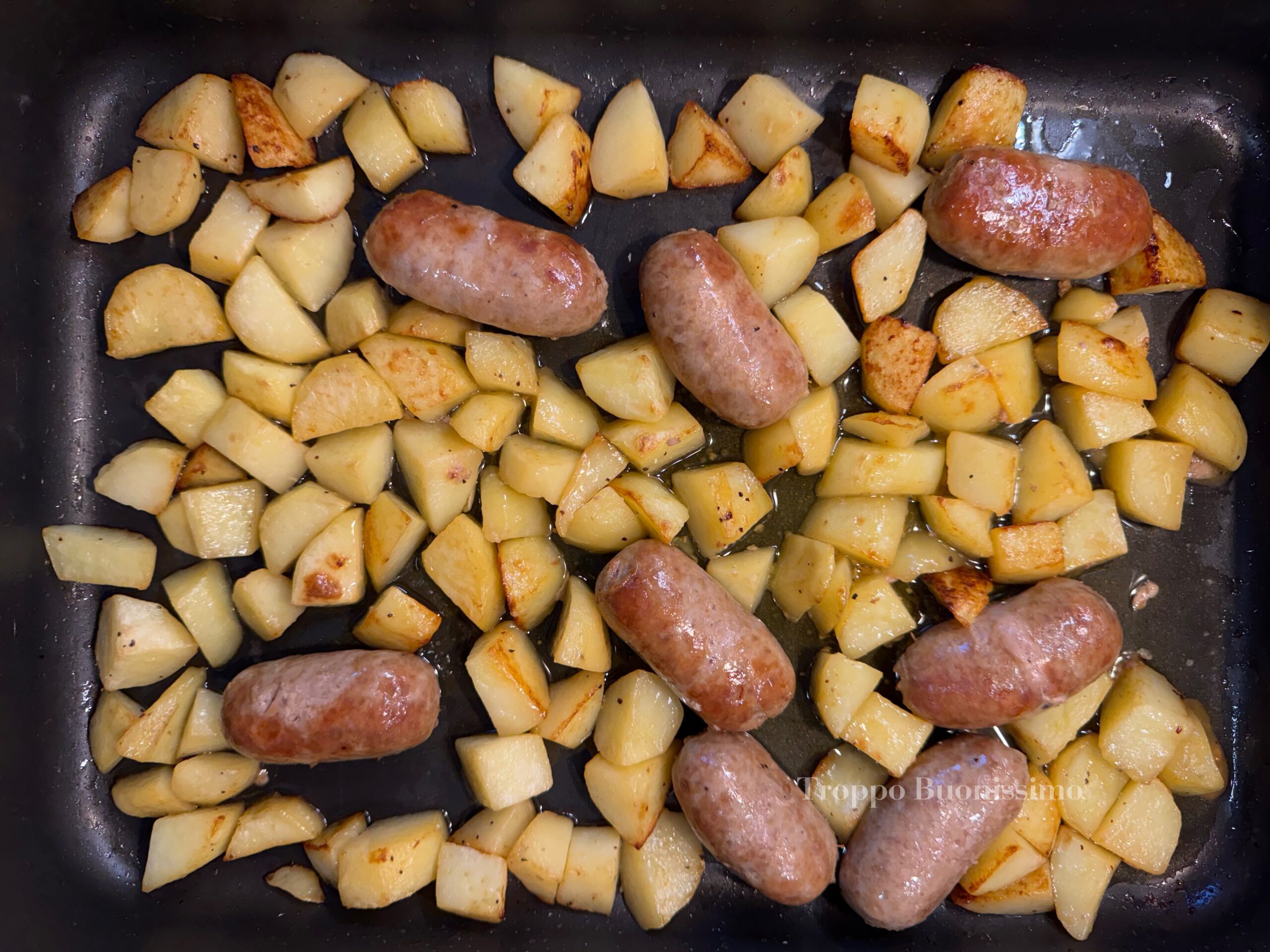Worst met aardappelen uit de oven: het snelle recept in één bakplaat