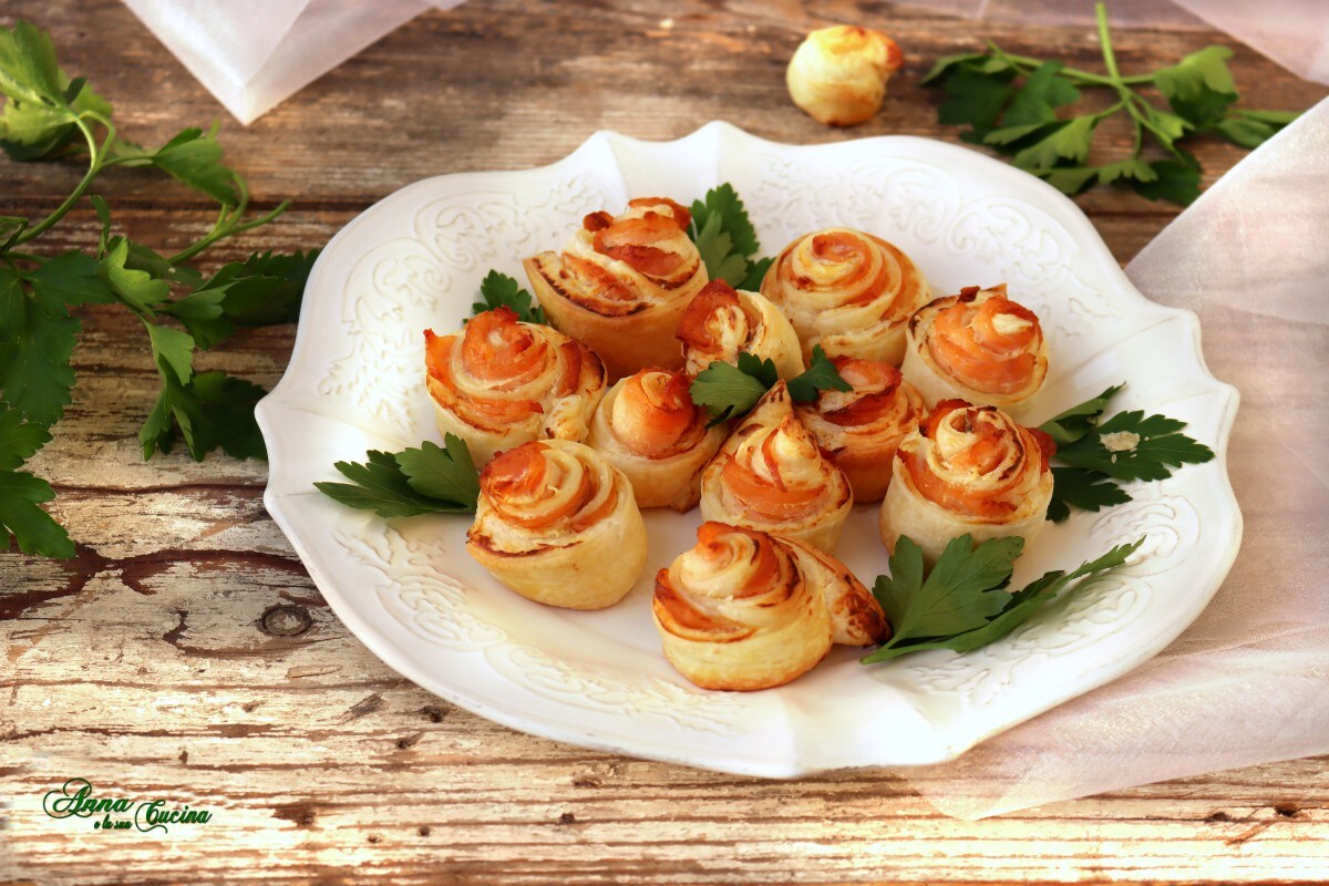 Bladerdeeghapjes met zalm en kaas