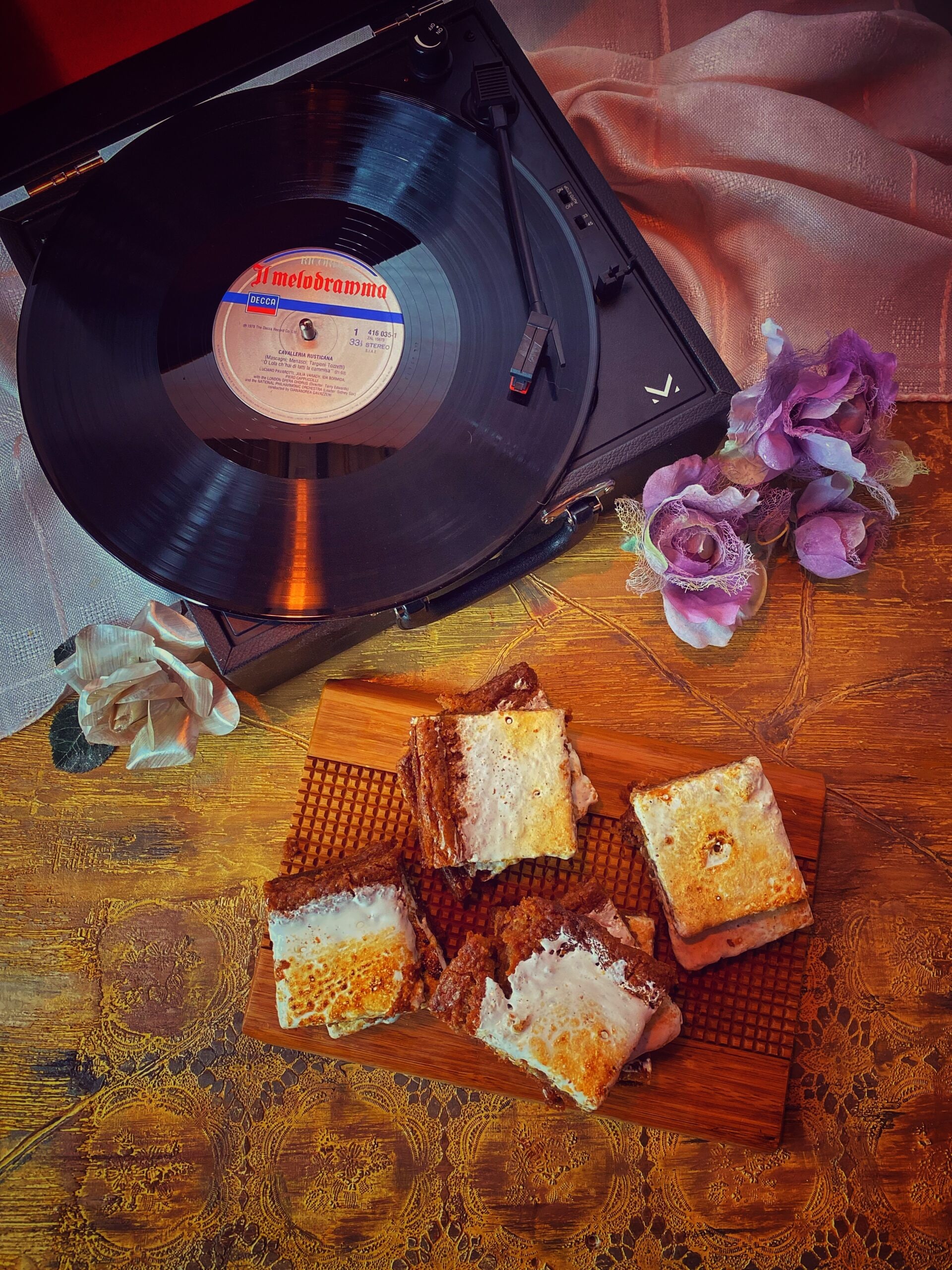Mimosa rolcake met bosvruchten