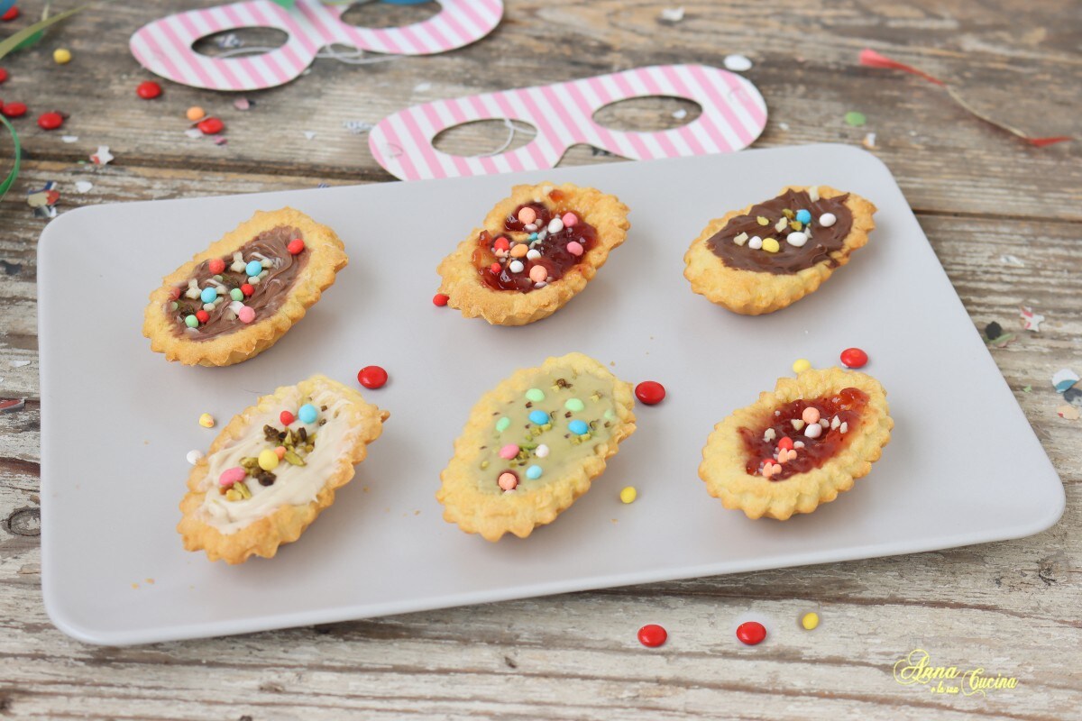 Carnavalsgebakjes met gemengde crèmes