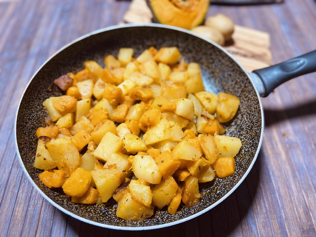 Pompoen en aardappelen in de pan