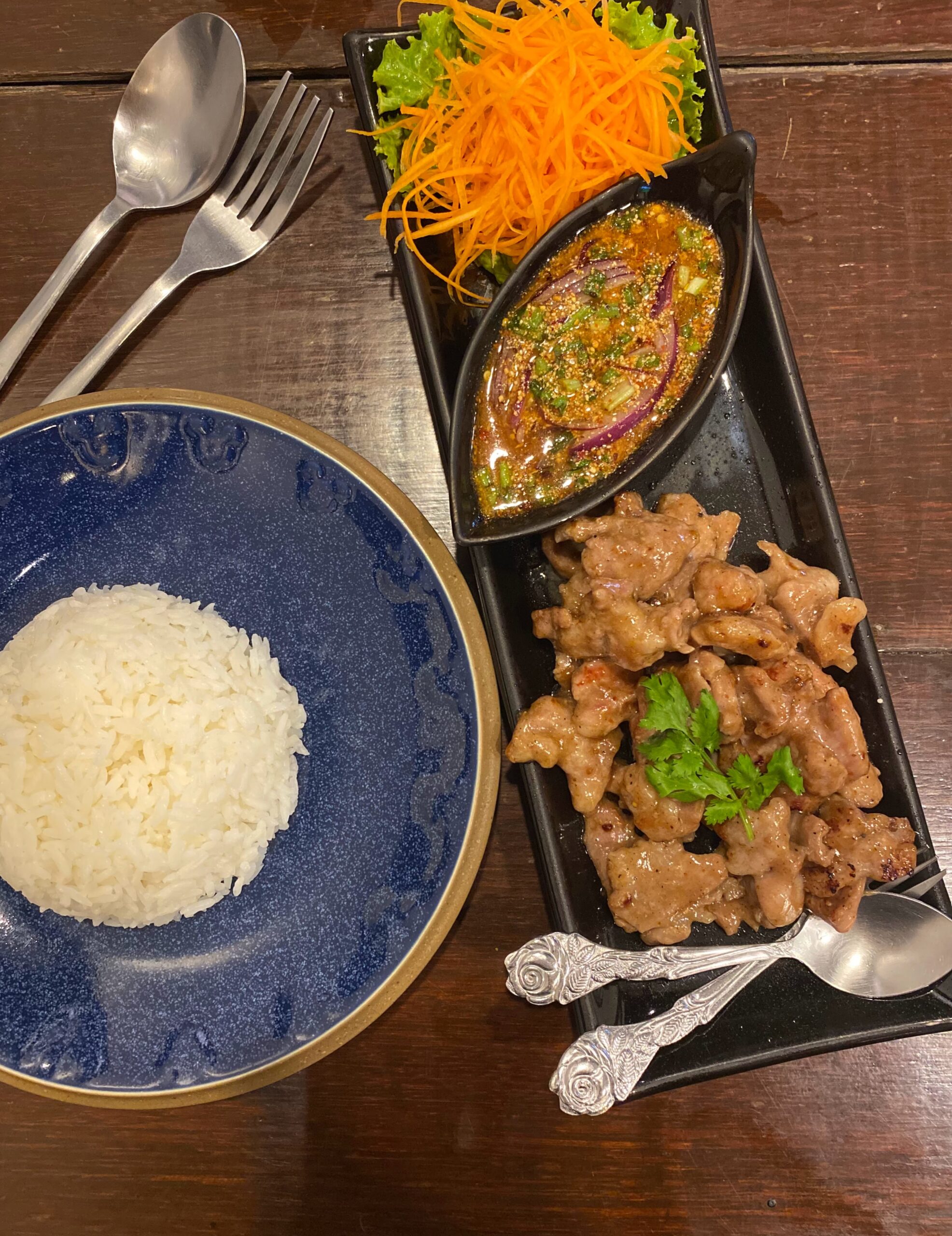 Kor moo yang en Nam jim chaeo (Thailand)