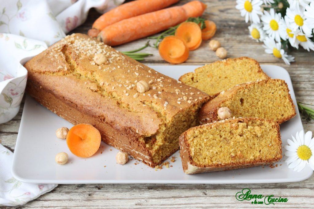 Plumcake met wortelen en hazelnoten
